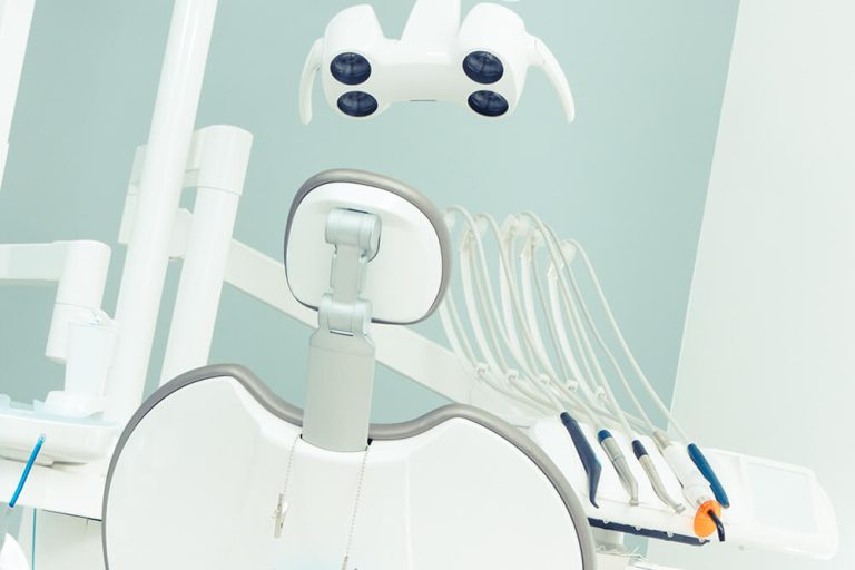 Ile zarabia lekarz dentysta?